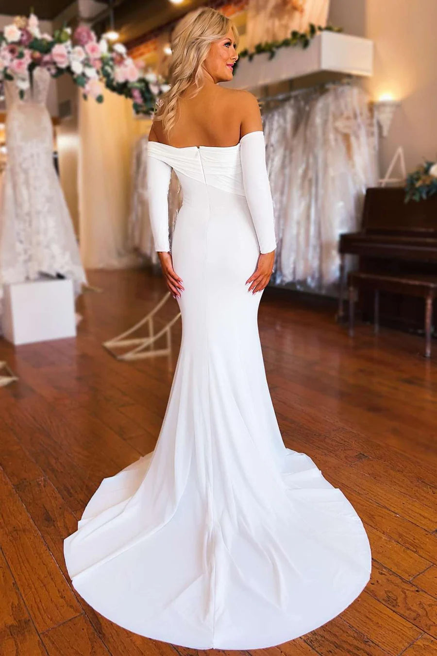 Vestido de novia de manga larga con hombros descubiertos y cola
